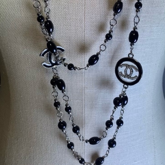 Long black necklace, double strand. Black beads with silver tone chain. - Picture 2 of 6